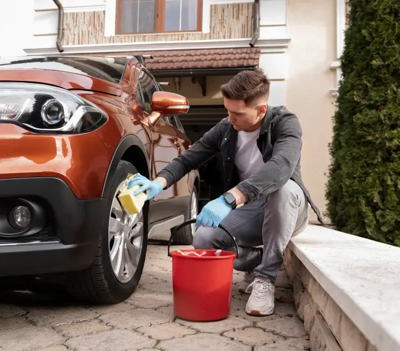 Lavage auto à domicile Saint-Martin-de-Ribérac : professionnel intervenant sur un véhicule